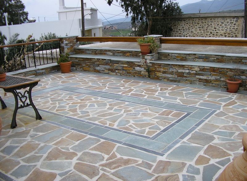 Αυλή με δάπεδο από πλάκες Καρύστου