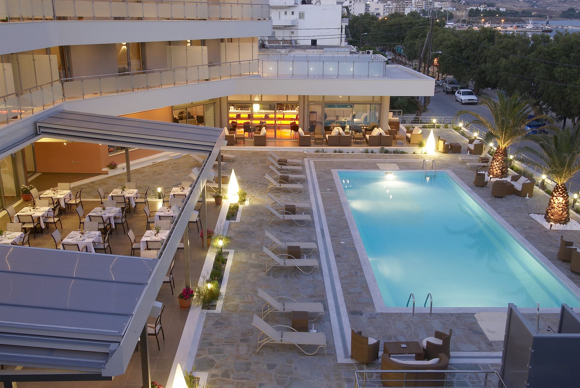 Ξενοδοχείο με δάπεδα από πέτρα Καρύστου και φωτισμένη πισίνα